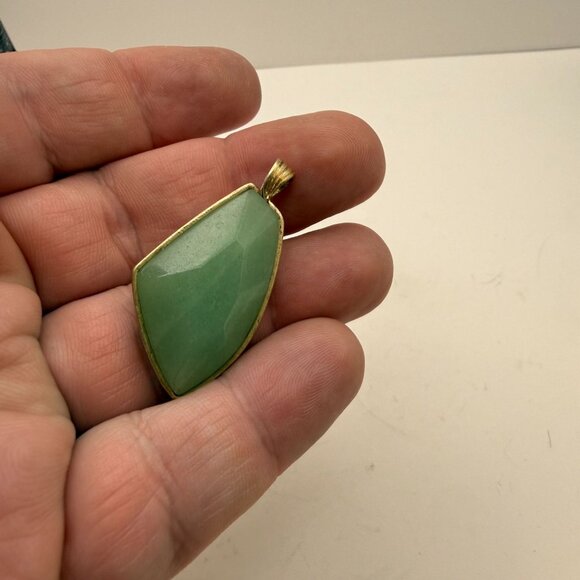 Green Stone Shield Shape Pendant Gold Tone Bezel Set Fashion Jewelry - Picture 4 of 5